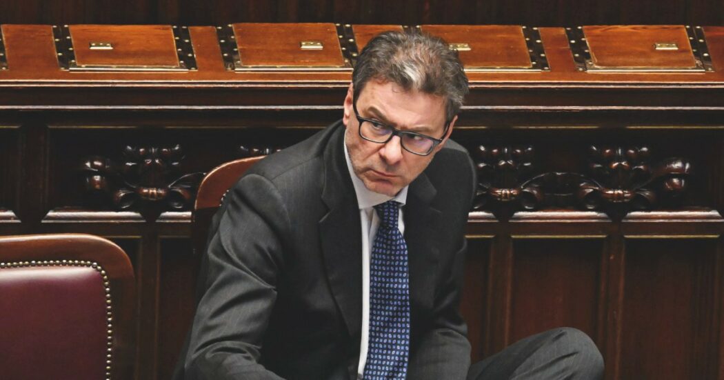 Nel Piano di bilancio “sacrifici non banali”. Giorgetti promette: pensioni rivalutate al 100% “a meno che il Parlamento non intervenga”