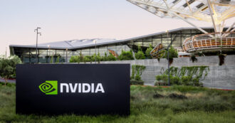 Copertina di Nvidia spodesta Microsoft, è la società quotata che vale di più al mondo. In un anno valore delle azioni più che triplicato