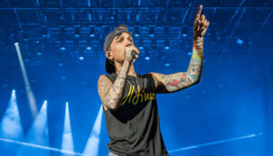 Copertina di “Un momento che non dimenticheremo mai”: Ultimo canta per Chiara, una bambina che muove solo gli occhi