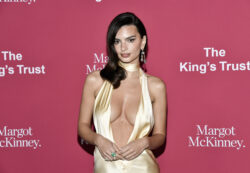 Copertina di “Capisco perché le ragazze scelgono uomini che somigliano a topi e ratti. La gentilezza è la cosa più importante. È davvero difficile, ca**o”: lo sfogo di Emily Ratajkowski