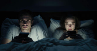 Copertina di “Non è vero che la luce blu dei telefonini fa male al sonno”: il nuovo studio ribalta tutto