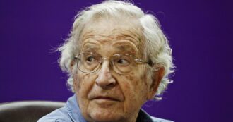 Copertina di “Noam Chomsky morto”, ma la moglie smentisce e l’ospedale dove era ricoverato lo dimette
