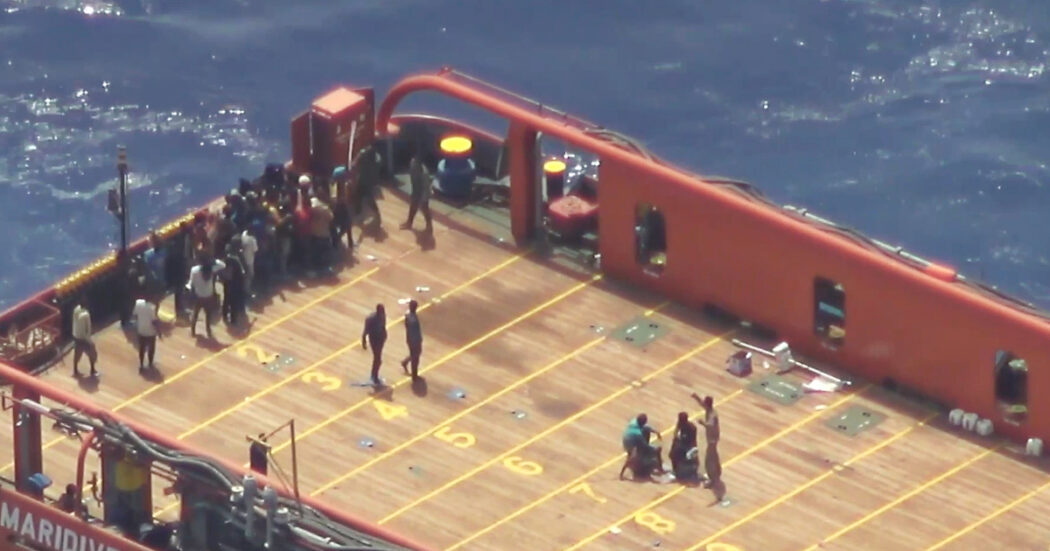 Migranti presi a bastonate dalla Guardia costiera libica: il salvataggio si trasforma in respingimento. Il video di Sea Watch