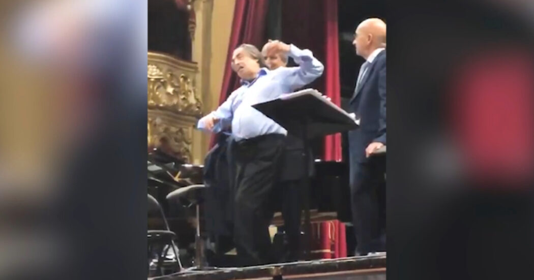 Va’ pensiero? No, “vaffanc…”. Il coup de théâtre del maestro Riccardo Muti sul palco rivolto ai politici (in platea il sottosegretario Mazzi)