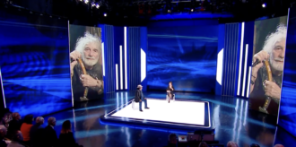 Copertina di Al Bano irrompe cantando in studio e tronca il discordo di Mauro Corona, poi si sfoga sul G7: “Non hanno osato invitarmi”. Show a È Sempre Cartabianca