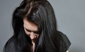 Copertina di “Pensavo che il mio partner avesse un figlio con un’altra donna e invece ho scoperto la verità: è lui che ama vestirsi da bambino”: la storia virale su Reddit