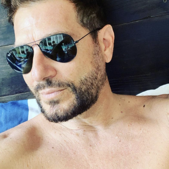 Enrico Papi bacia e abbraccia l’ex Miss Mondo Italia al mare. E la moglie? “Lei sa che sono attratto dalla bellezza e sono curioso per natura”