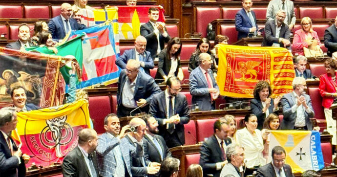 L’Autonomia differenziata è legge: ok della Camera all’alba. Protestano le opposizioni: “Spaccano l’Italia”. E lanciano il referendum