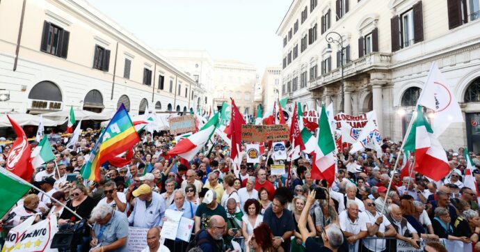 Roma, studenti aggrediti dopo la manifestazione a difesa della Costituzione: gli aggressori sono militanti di Casapound