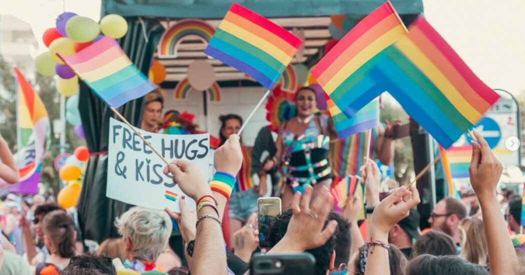 Marche, la Regione a guida Fdi nega di nuovo il patrocinio al Pride: “È un evento politico”. Pd: “Continuano a soffocare i diritti”