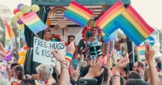 Copertina di Marche, la Regione a guida Fdi nega di nuovo il patrocinio al Pride: “È un evento politico”. Pd: “Continuano a soffocare i diritti”
