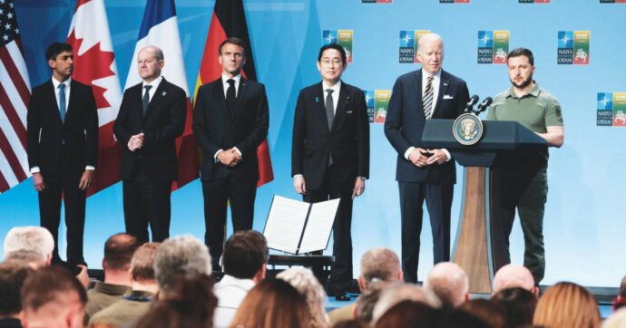 Ucraina, gli Usa rinviano l’addestramento dei piloti per gli F-16. Kiev: “Ci affossano”