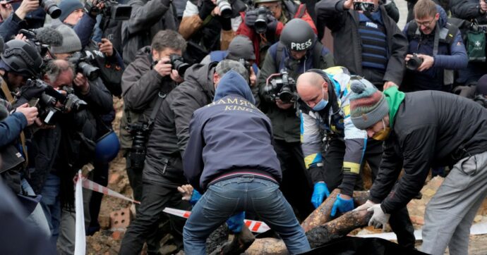 Ucraina, New York Times: “Spiati, zittiti e inviati al fronte”. Così Zelensky controlla i cronisti