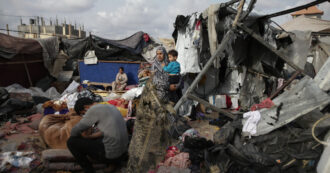 Copertina di Gaza, nove palestinesi uccisi in attesa di aiuti. Israele avanza a Rafah: 12 nuovi morti. Media: “Il valico con l’Egitto distrutto dall’esercito”