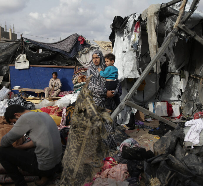 Gaza, nove palestinesi uccisi in attesa di aiuti. Israele avanza a Rafah: 12 nuovi morti. Media: “Il valico con l’Egitto distrutto dall’esercito”