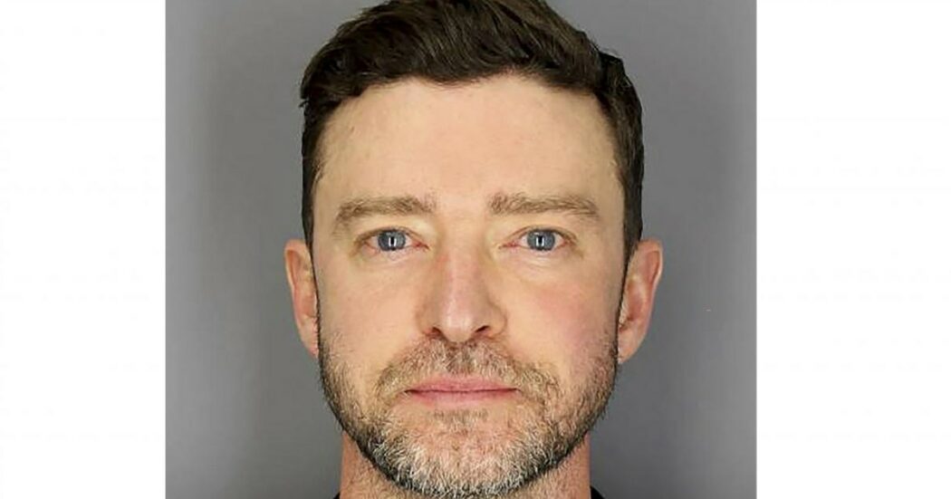 Occhi rossi e socchiusi, sguardo spento e inespressivo. La foto segnaletica di Justin Timberlake dopo l’arresto