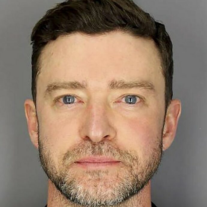 Occhi rossi e socchiusi, sguardo spento e inespressivo. La foto segnaletica di Justin Timberlake dopo l’arresto