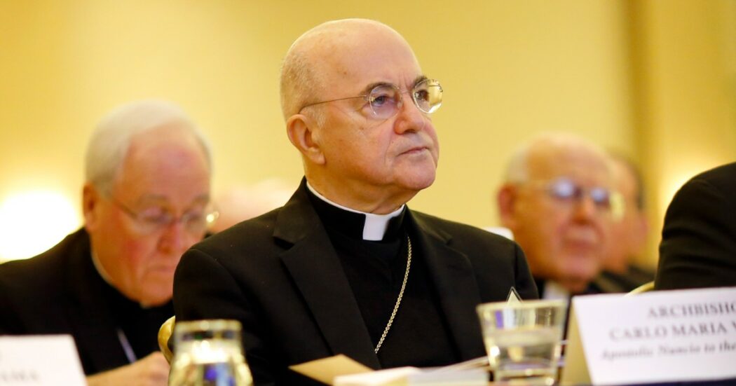 Il Vaticano convoca monsignor Viganò e lo accusa del “delitto di scisma”. Lui replica: “Lo considero un onore”