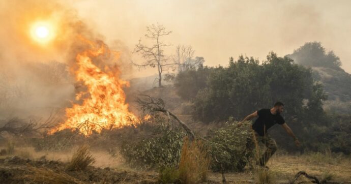 Grecia, scoppiati 62 incendi nelle ultime 24 ore: decretato lo stato di massima allerta. Oltre 50 vigili del fuoco al lavoro