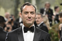 Copertina di “Ora che sono flaccido e calvo, mi pento di non aver sfruttato di più il mio aspetto fisico”: lacrime amare per il sex symbol Jude Law