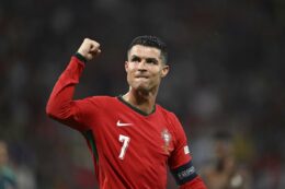 Copertina di Cristiano Ronaldo cerca dipendenti: contratto a tempo indeterminato, stipendi da 2.300 euro, 50 giorni di ferie e sconti del 25% in bar e ristoranti