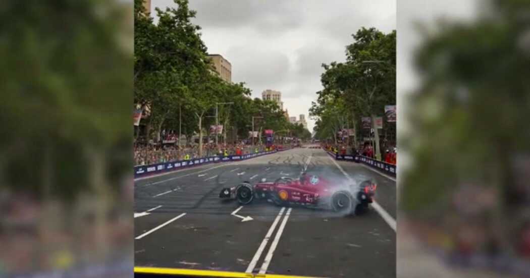 Carlos Sainz sulla Ferrari tra le strade di Barcellona: l’esibizione sulla monoposto per i fan – Video