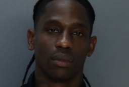 Copertina di Travis Scott arrestato per ubriachezza molesta e violazione di domicilio: “Urlava parolacce ed è tornato più volte a disturbare”