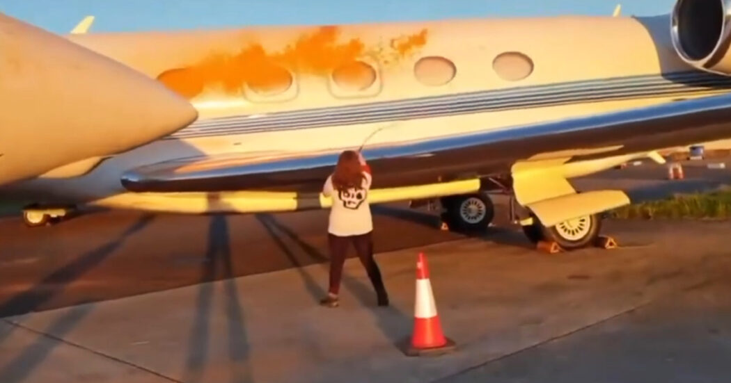 Attiviste per il clima imbrattano di vernice due aerei all’aeroporto di Stansted: arrestate