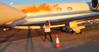 Copertina di Attiviste per il clima imbrattano di vernice due aerei all’aeroporto di Stansted: arrestate