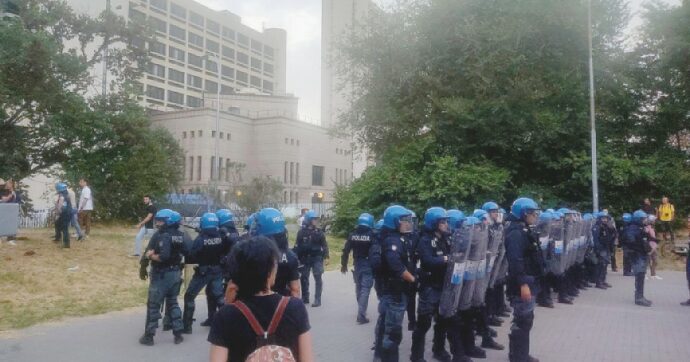 Bologna, la guerra degli alberi: cariche e feriti
