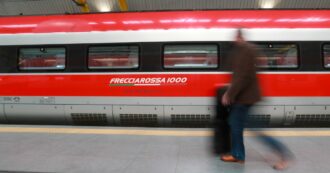 Copertina di Frecciarossa, nuovo viaggio da incubo: passeggeri bloccati senza aria condizionata per oltre 2 ore tra le campagne romane