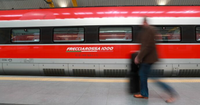 Frecciarossa, nuovo viaggio da incubo: passeggeri bloccati senza aria condizionata per oltre 2 ore tra le campagne romane