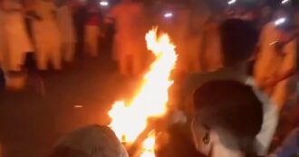 Copertina di Pakistan, torturato e bruciato vivo dalla folla perché accusato di aver bruciato alcune pagine del Corano