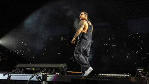 Copertina di Geolier travolge Napoli e dà una lezione (giusta) agli opinionisti improvvisati: “Nessuno dia la colpa al rap se succedono cose brutte. Noi raccontiamo, non educhiamo”