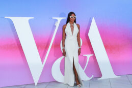 Copertina di Naomi Campbell celebrata a Londra, dagli inizi a 15 anni alle cadute in passerella: così la storia della modella rivive in una mostra