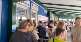 Copertina di Capri senz’acqua, bloccati gli arrivi sull’isola: lunghe code e caos nelle biglietterie dei porti di partenza verso l’isola