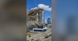 Copertina di Enorme incendio in un palazzo di 26 piani ad Astana, in Kazakistan: le immagini dell’edificio avvolto dal fumo