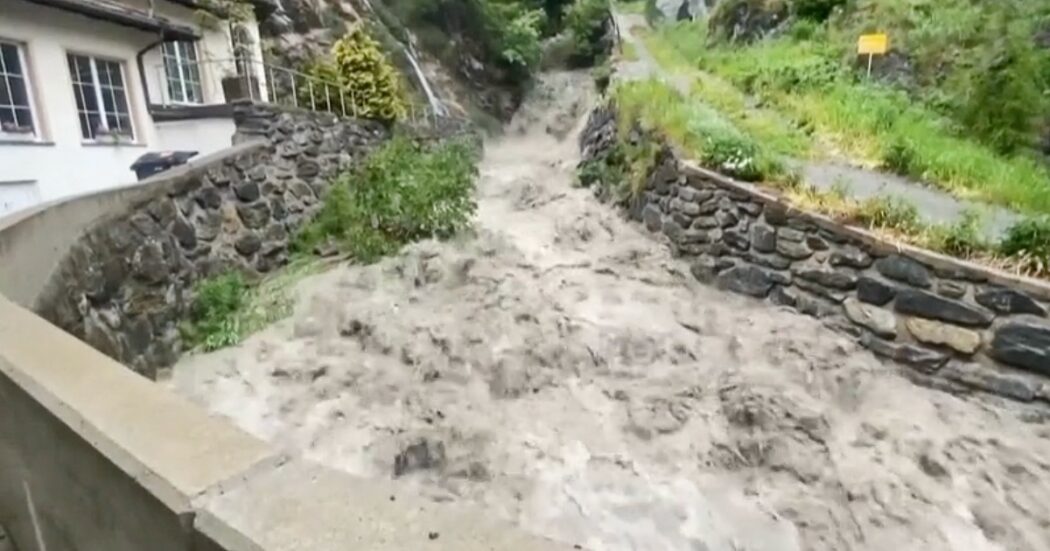 Forti piogge in Svizzera, allagamenti nel Vallese: tre persone disperse. Isolata la località sciistica di Zermatt