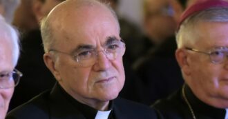 Copertina di Monsignor Viganò contro il Vaticano dopo l’accusa di scisma: “È un processo farsa, chi mi giudica colpevole di eresia e abuso di potere”