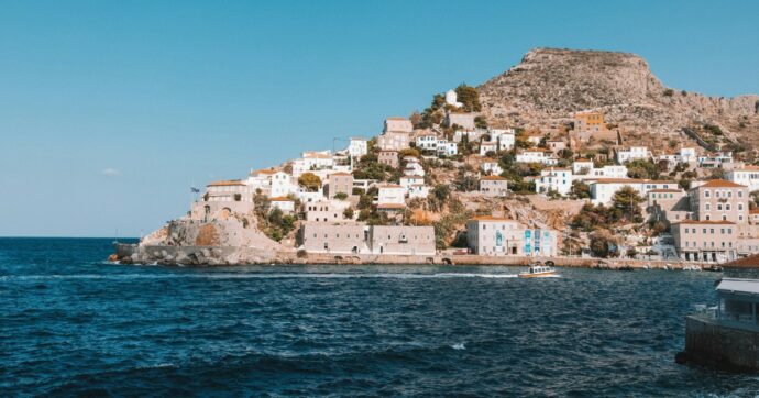 Lanciano petardi dallo yacht: a fuoco la foresta di Hydra, l’isola-gioiello greca. Tredici arresti