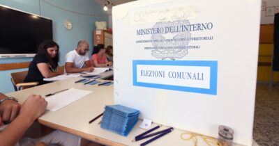 Copertina di Ballottaggi, alle 19 affluenza in calo di quasi sette punti: crollo a Bari, male gli altri capoluoghi, cresce solo a Perugia