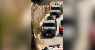 Copertina di Uomo palestinese ferito e legato al cofano di un mezzo militare israeliano: il video choc girato in Cisgiordania