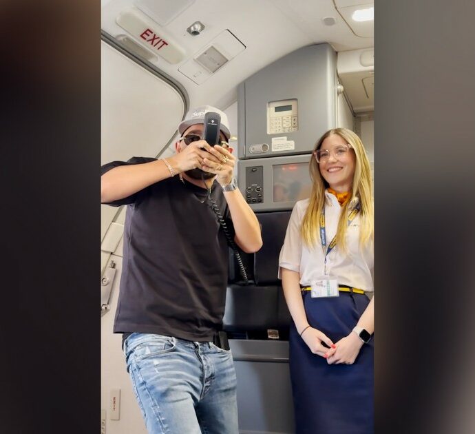 Rocco Hunt si improvvisa “steward” sul volo Venezia-Bari: fa un annuncio all’altoparlante poi intona il ritornello di Musica Italiana – Video