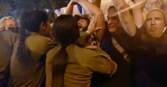 Copertina di Tel Aviv, 150mila persone in piazza contro il governo Netanyahu e per chiedere elezioni anticipate: tre arresti