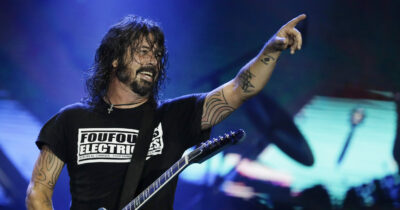 Copertina di “Sono stato in terapia sei giorni a settimana per 70 settimane. Più di 430 sedute? Il tradimento di mia moglie che mi ha reso padre di nuovo? Scrivere canzoni è sufficiente”: parla Dave Grohl