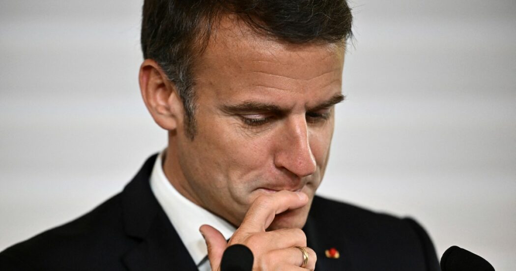 Macron frena sull’invio di truppe in Ucraina: “Non penso avverrà domani. Non ci sarà una guerra sul nostro territorio”
