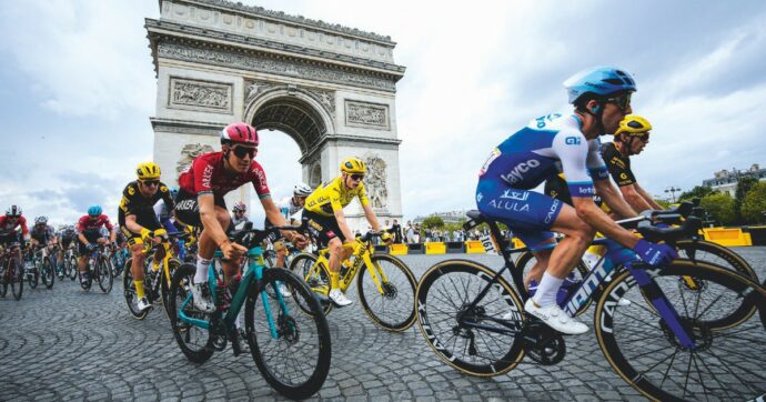 Copertina di La fuga-bidone di Macron e la destra che pedala forte