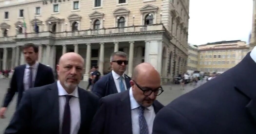 Scivolone storico di Sangiuliano, il ministro tira dritto e non risponde alle domande su Galileo e Colombo – Video