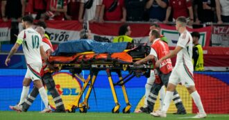 Copertina di Euro 2024, Varga trasportato in ospedale dopo il duro scontro con il portiere scozzese Gunn: le condizioni del calciatore dell’Ungheria