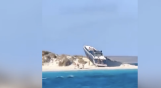 Copertina di Uno yacht di lusso si arena su una spiaggia, turisti increduli